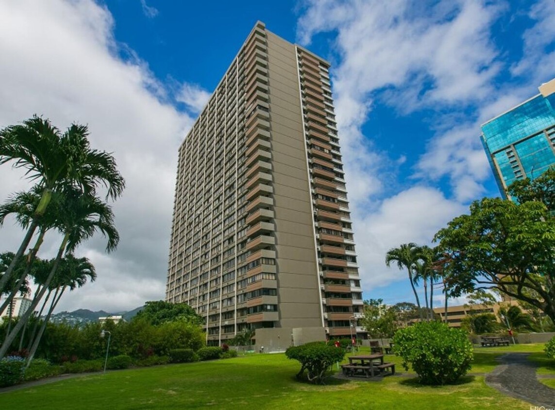 Foto principal - Kukui Plaza: 1-bed, 1-bath, 1-parking avai...