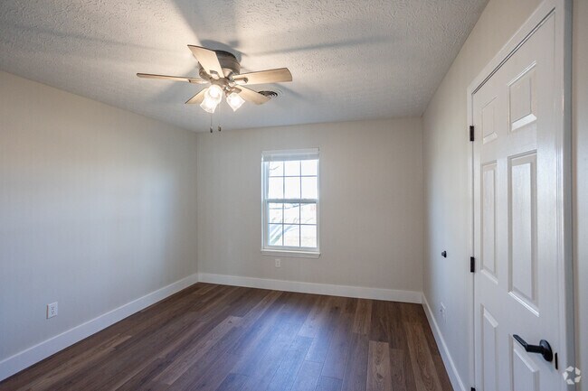 2 habitaciones, 1 baño - 850 pies cuadrados - Dormitorio principal - Sunnydale Acres - 2 Bed, 1 Bath - NO WAITLIST