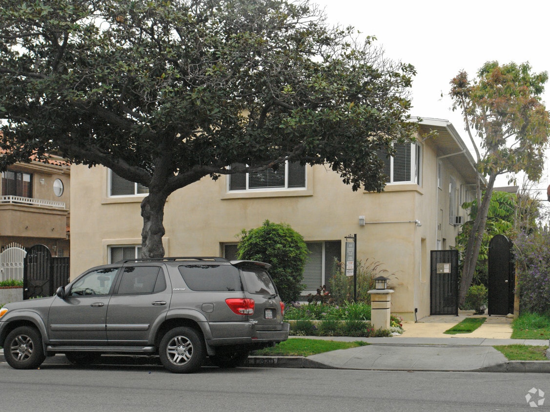 Primary Photo - 328-330 S Doheny Dr