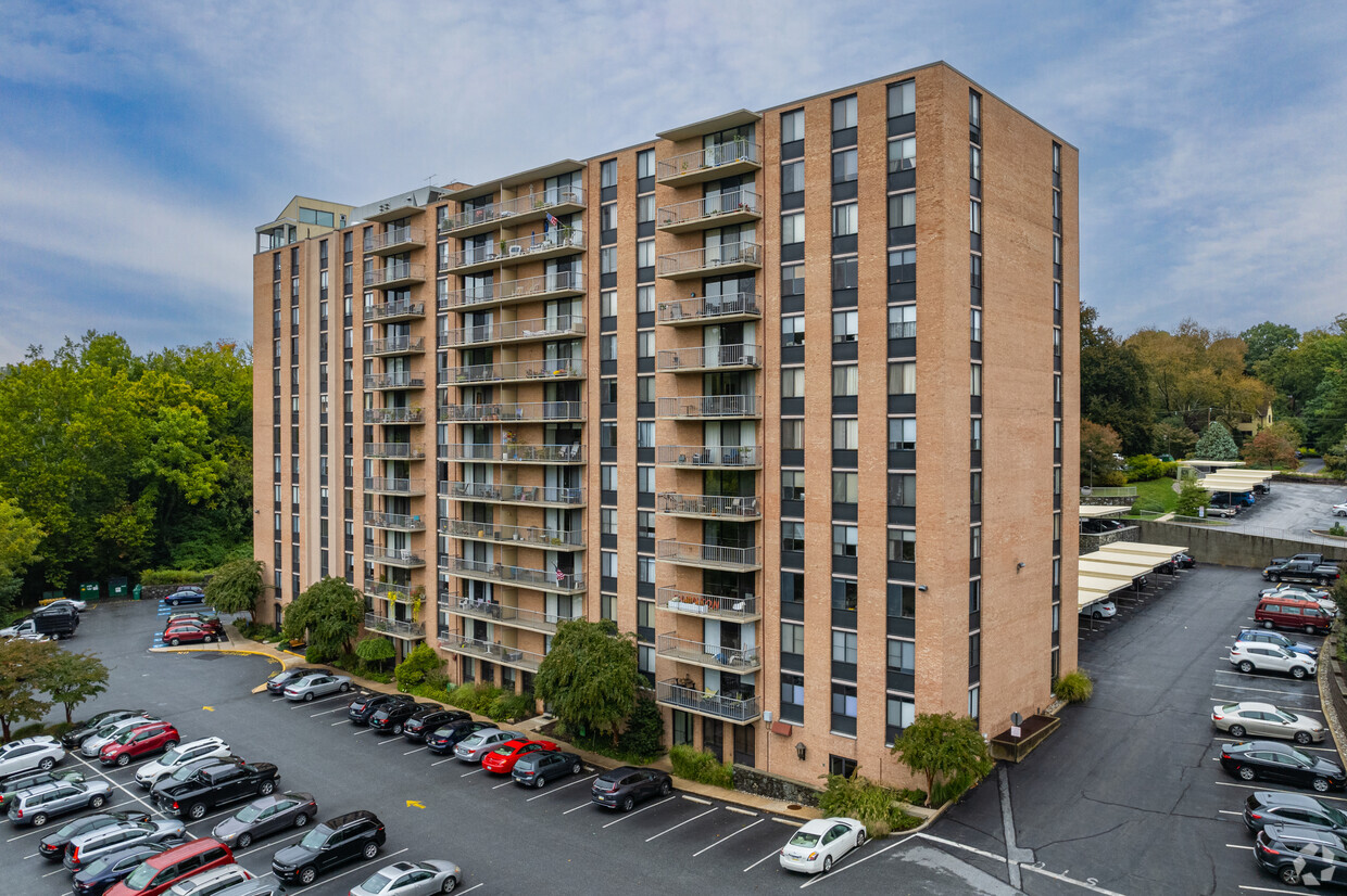 Primary Photo - Strath Haven Condominiums