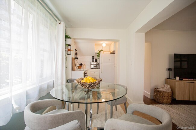 Foto del edificio - 557 Shore Rd