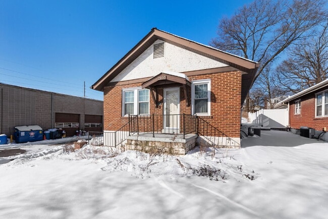 Foto del edificio - "Charming Brentwood house 2 bedrooms 1 Bathoom, Prime Location!"