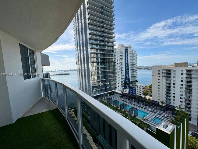 Foto del edificio - 601 NE 23rd St