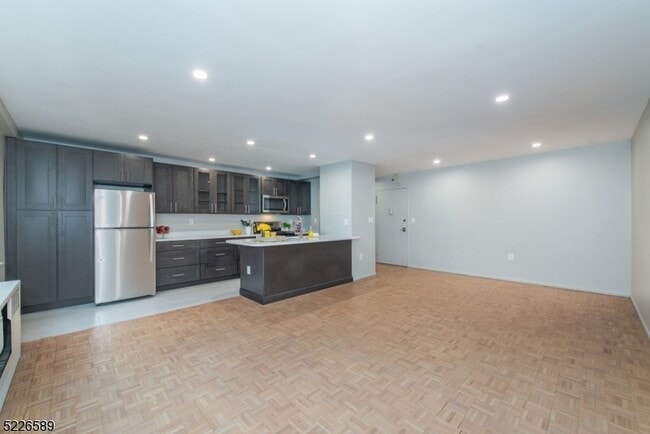 Building Photo - 467 Valley St