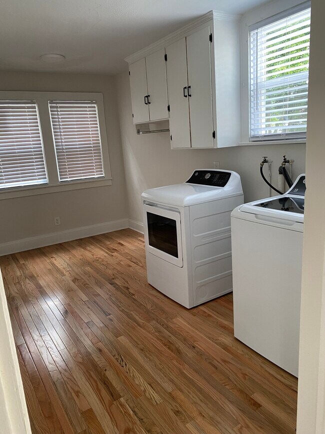 Lavadero - 1353 E Rich St