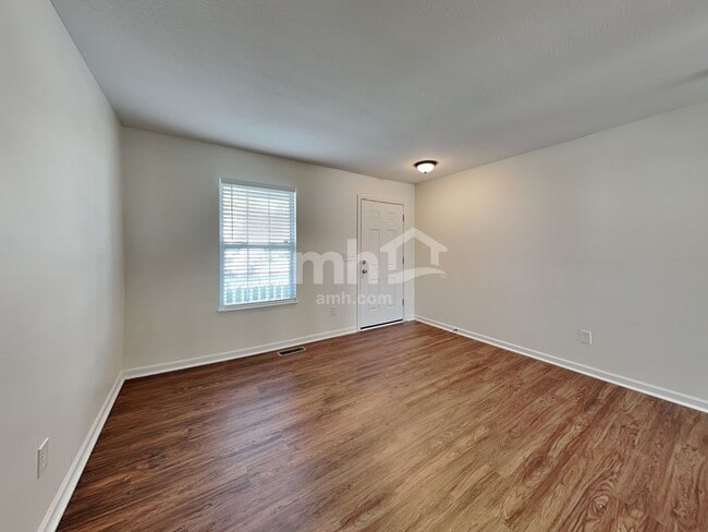 Foto del edificio - 109 Sandburg Dr