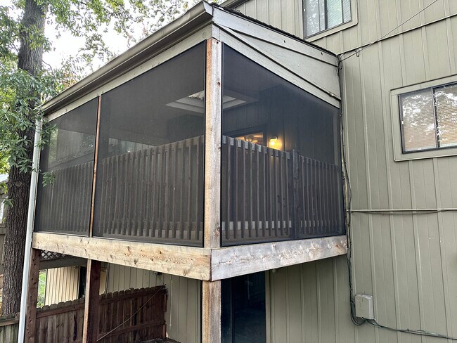 Patio totalmente cerrado con mosquiteras para las cuatro estaciones. - 7401 W 56th Ter