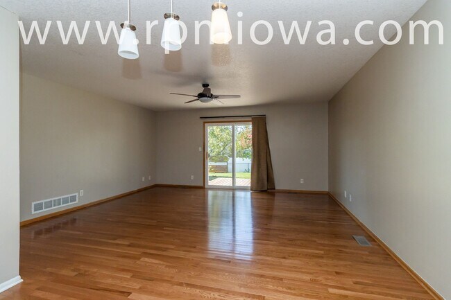 Foto del edificio - FENCED IN YARD!!  4 Bedroom, 2.5 Bathroom Home in Waukee