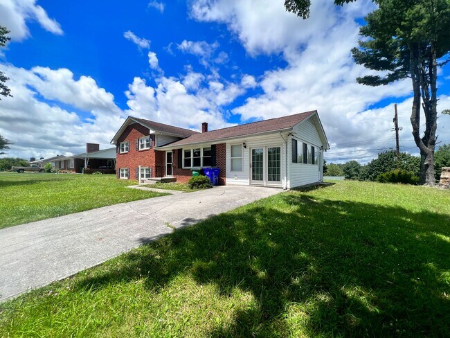 Foto del edificio - Christiansburg, 3 BR / 2 BA, Available Now