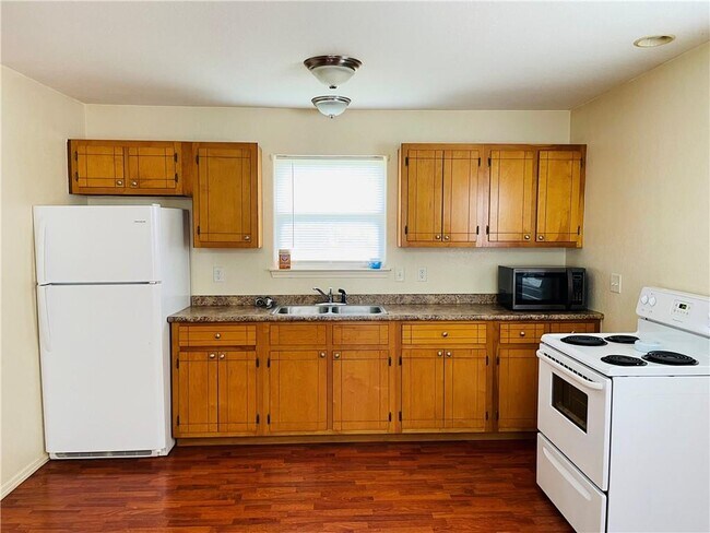 Foto del edificio - 12224 Cavewood Rd