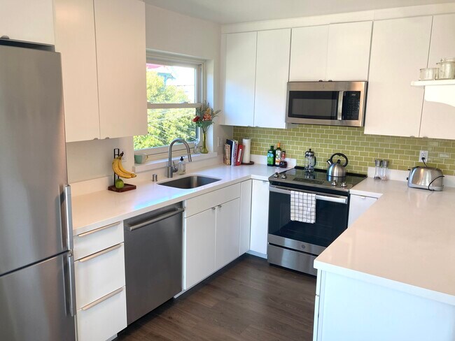 La cocina completamente equipada con lavaplatos, refrigerador, horno de microondas, horno, y cocina - 2750 Market St