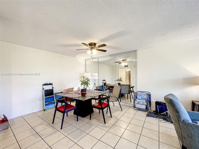 Foto del edificio - 17890 W Dixie Hwy