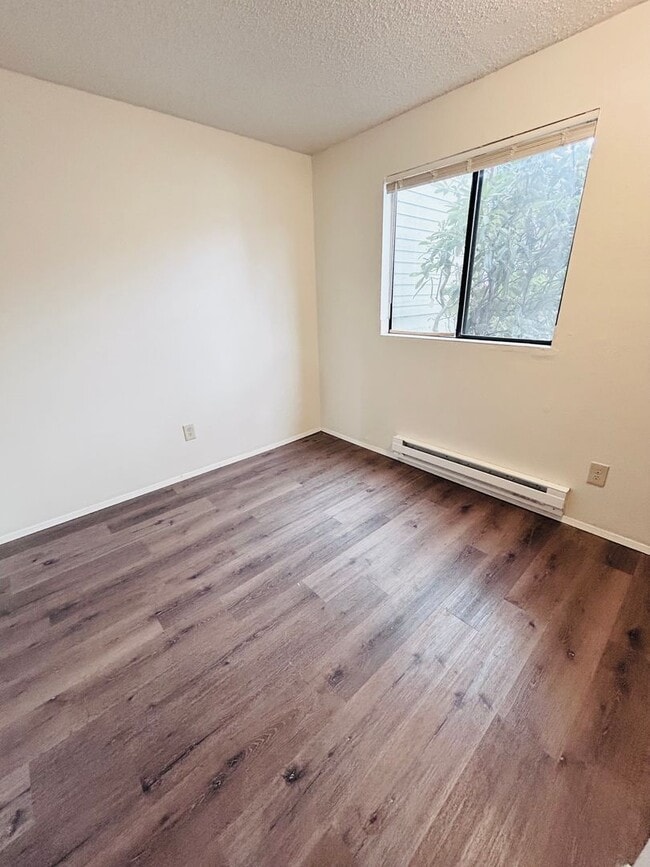 Building Photo - Great 3 Bedroom 1.75 Bathroom Condo! Washer/Dryer Hook Ups! W/S/G Paid!