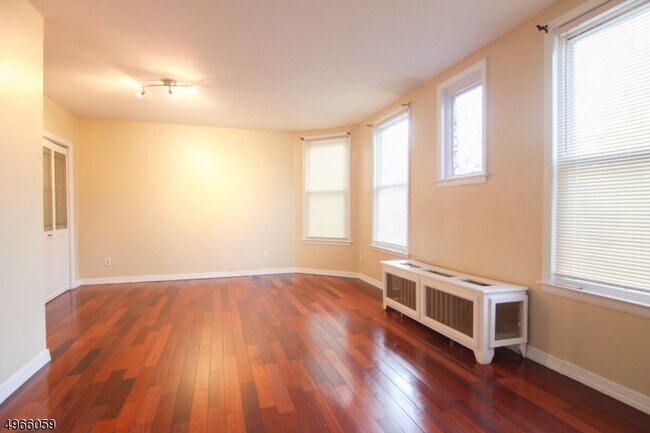 Building Photo - 571 Summer Ave