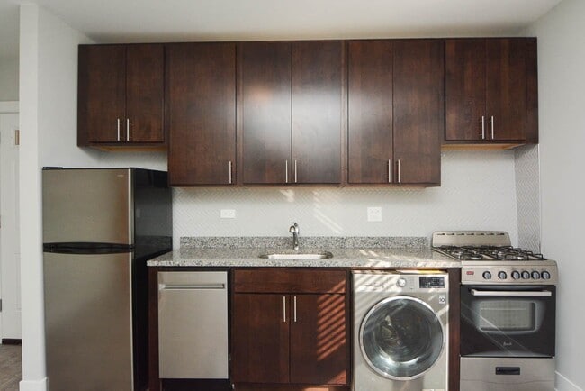 Building Photo - 533 W Belden Ave