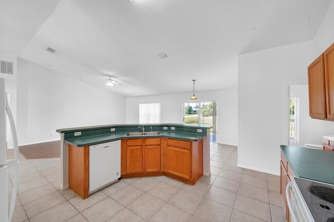 Building Photo - 446 SW S Quick Cir