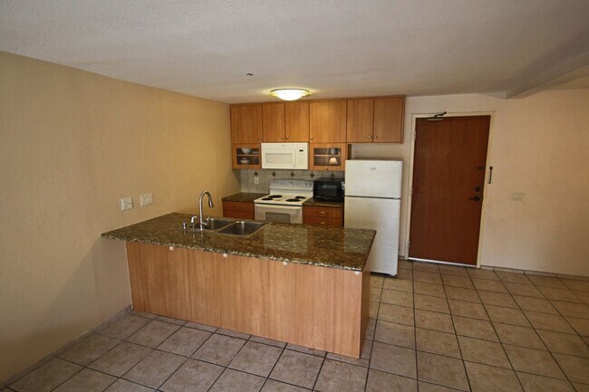 Foto del edificio - Best Priced 2 Bedroom Condo in the Heart of UTC