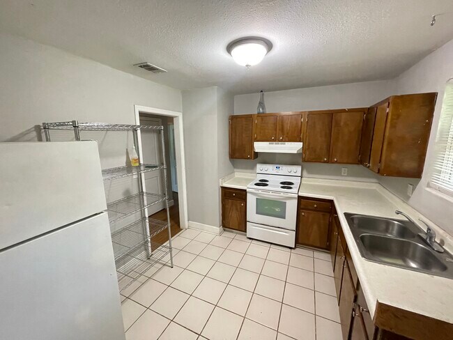 Kitchen - 306 Lancaster Dr