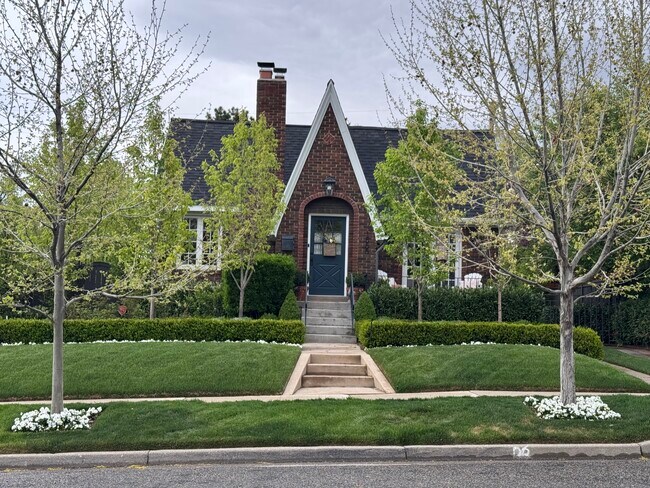 basement apartment - 1555 E Browning Ave