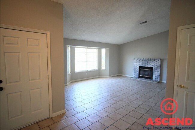 Building Photo - Cozy Home Located In Oildale!