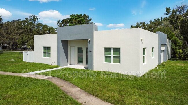 Foto del edificio - 1649 Lake Dr