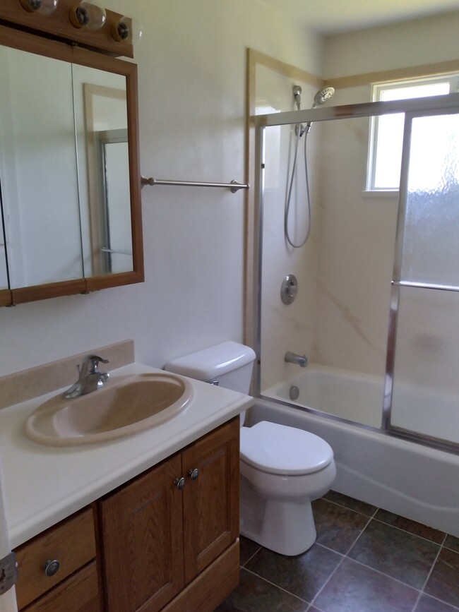 Main Bath - 676 E 400 N