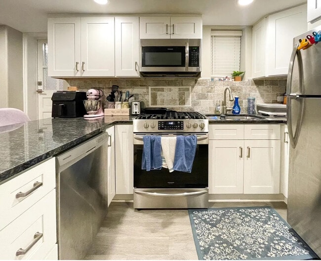 Building Photo - 2730 N Wilton Ave