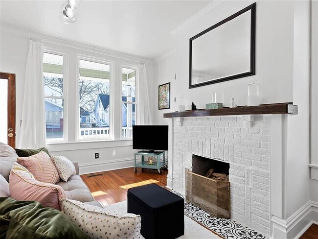 Building Photo - Satisfactory Home