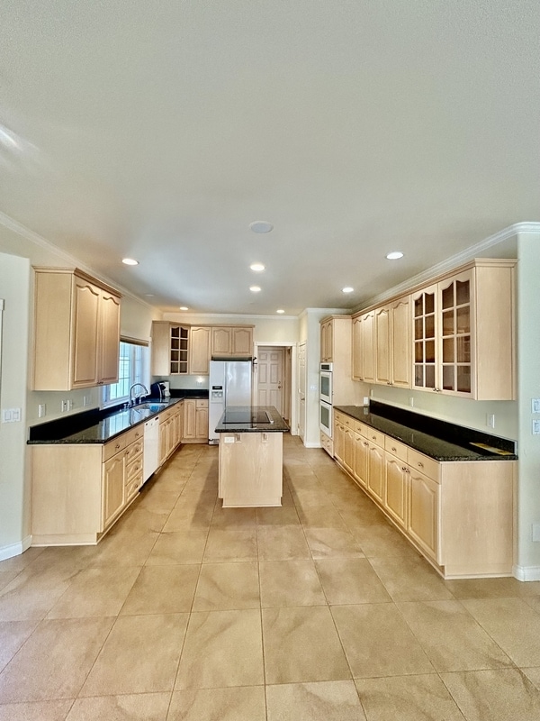 Building Photo - 560 E Maberry Dr