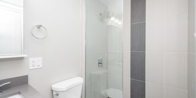 Building Photo - Very Spacious, Top Floor 1bd/1bth Ukrainian Village, Available Now!