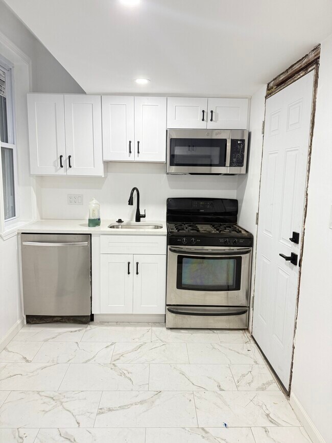 Building Photo - 32 Sidlaw Rd Building Photo - 32 Sidlaw Rd