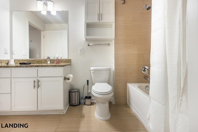 Foto del edificio - 4921 Pretty Lake Ave