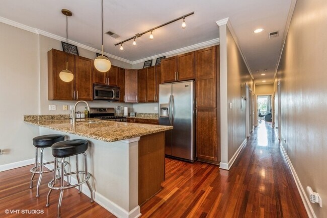 Foto del edificio - 1925 W Irving Park Rd