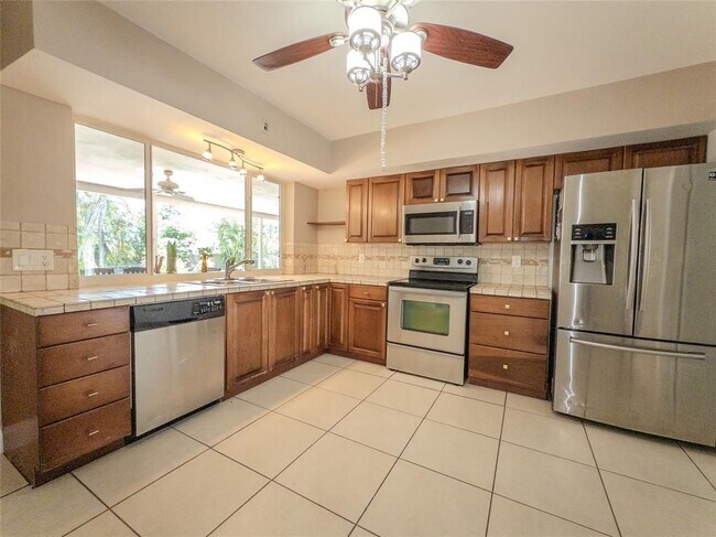 Foto del edificio - 560 SW 62nd Ave