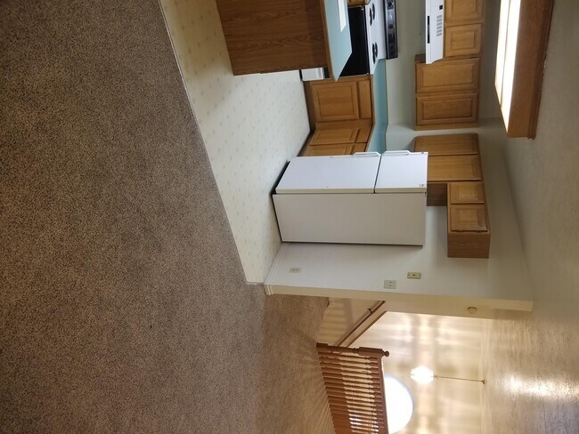 Building Photo - 782 N 900 W
