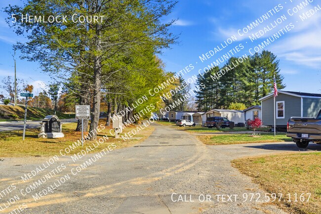 Foto del edificio - 5 Hemlock Ct