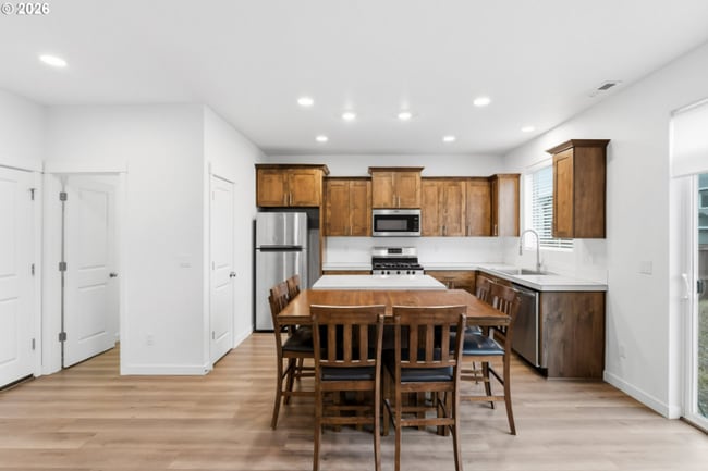 Foto del edificio - Stunning 3 Bedroom with Bonus Room | Solar Panels, Stainless Steel Appliances & Fenced Backyard