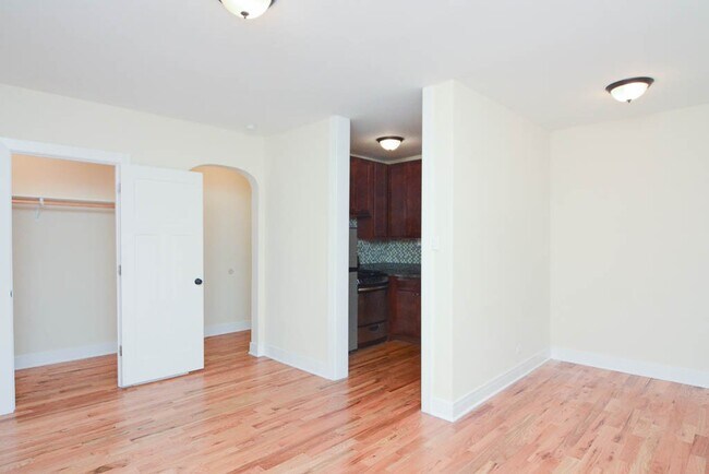 Building Photo - 4530 N Damen Ave