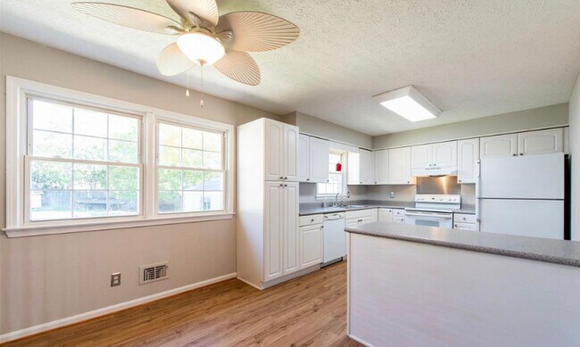 Building Photo - 10303 Lark Park Dr