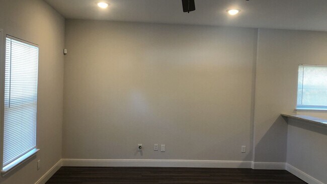 Foto del edificio - 8218 Parker Rd