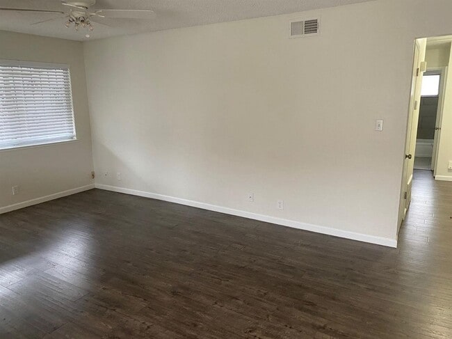 Building Photo - Beautifully Updated 2/1 in North Fresno