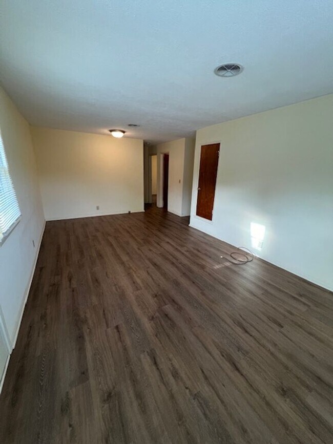 Building Photo - Spacious 4 Bedroom Duplex!!