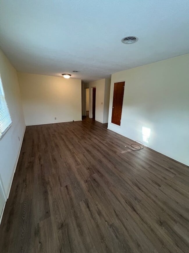 Foto del edificio - Spacious 4 Bedroom Duplex!!