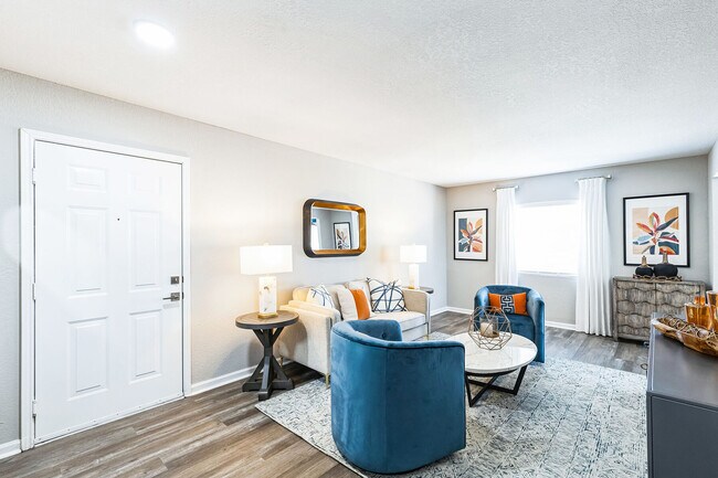 Sala de estar recientemente renovada de 2 habitaciones y 2 baños - Hidden Creek Village