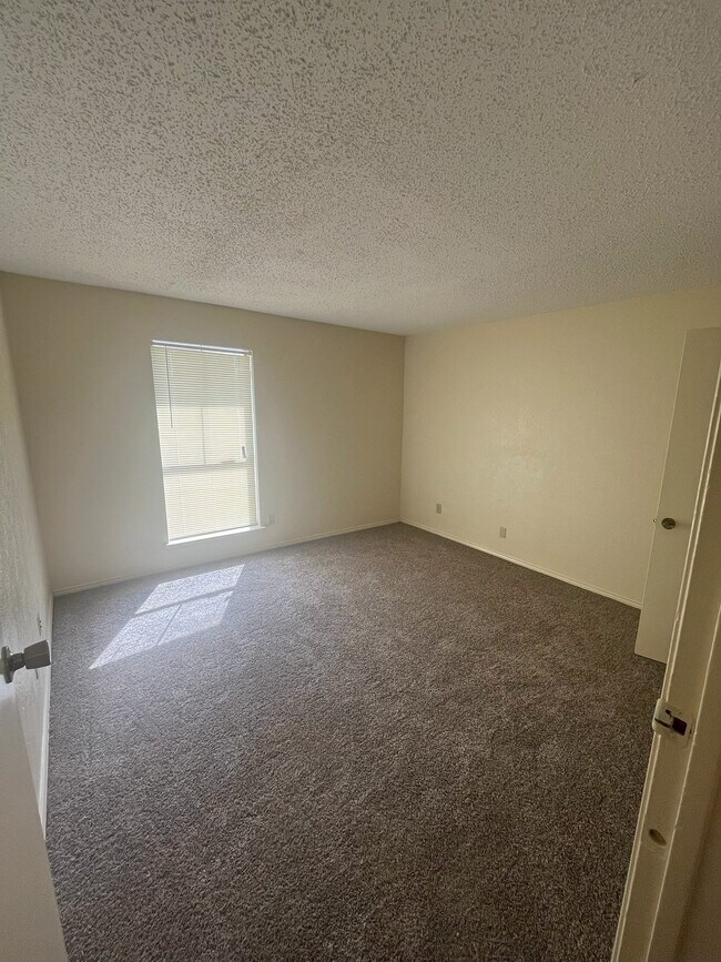 Building Photo - 2225 Madison Dr