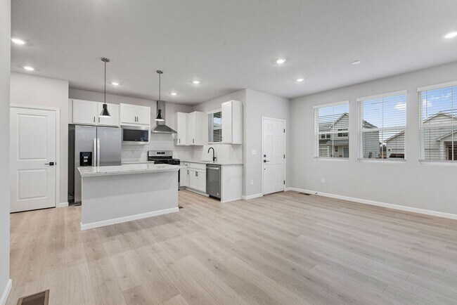 Foto del edificio - BRAND NEW Charming 3-Bedroom Home in South...