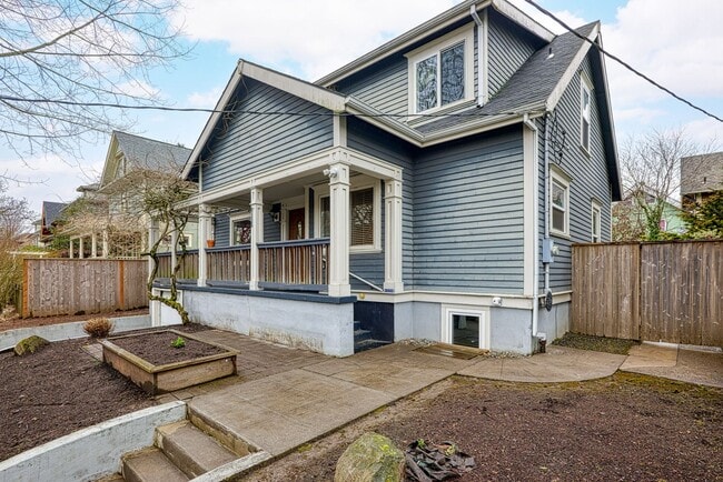 Building Photo - URBAN UPDATED 4 Bedroom/3 Bath CRAFTSMAN S...