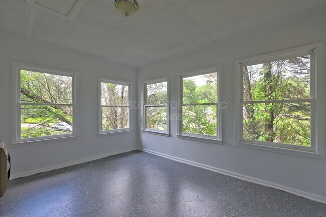 Foto del edificio - 212 Clarkdell Dr