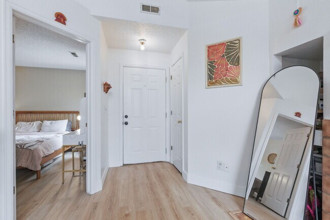 Foto del edificio - 6076 Gunbarrel Ave