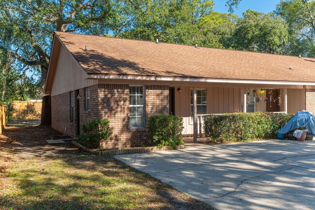 Building Photo - Quaint duplex!